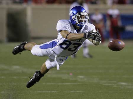 wildcat receiver dives for the football