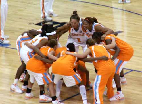 Tennessee Lady Vols huddle before the National Championship game.